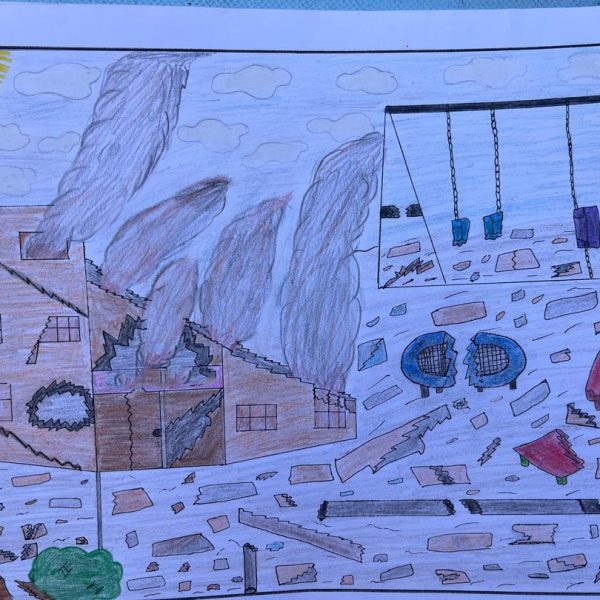 Dibujos de una niña de Gaza que asistió al Espacio Adaptado para la Infancia de Save the Children para la Salud Mental y el Apoyo Psicosocial (MHPSS) y a actividades educativas.