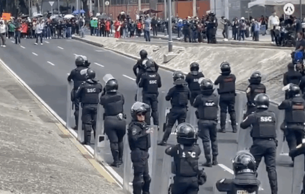 Trabajadores del SAT vuelven a bloquear vialidades en exigencia de aumentos; despliegan policías
