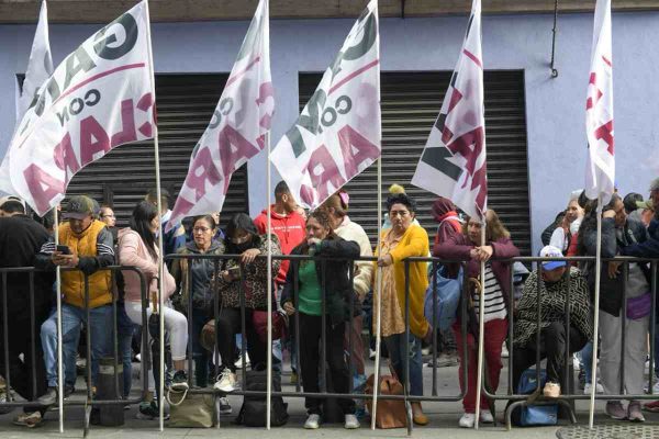Ciudadanos y organizaciones se dan cita en el Centro Histórico de CDMX para el Primer Informe de Brugada