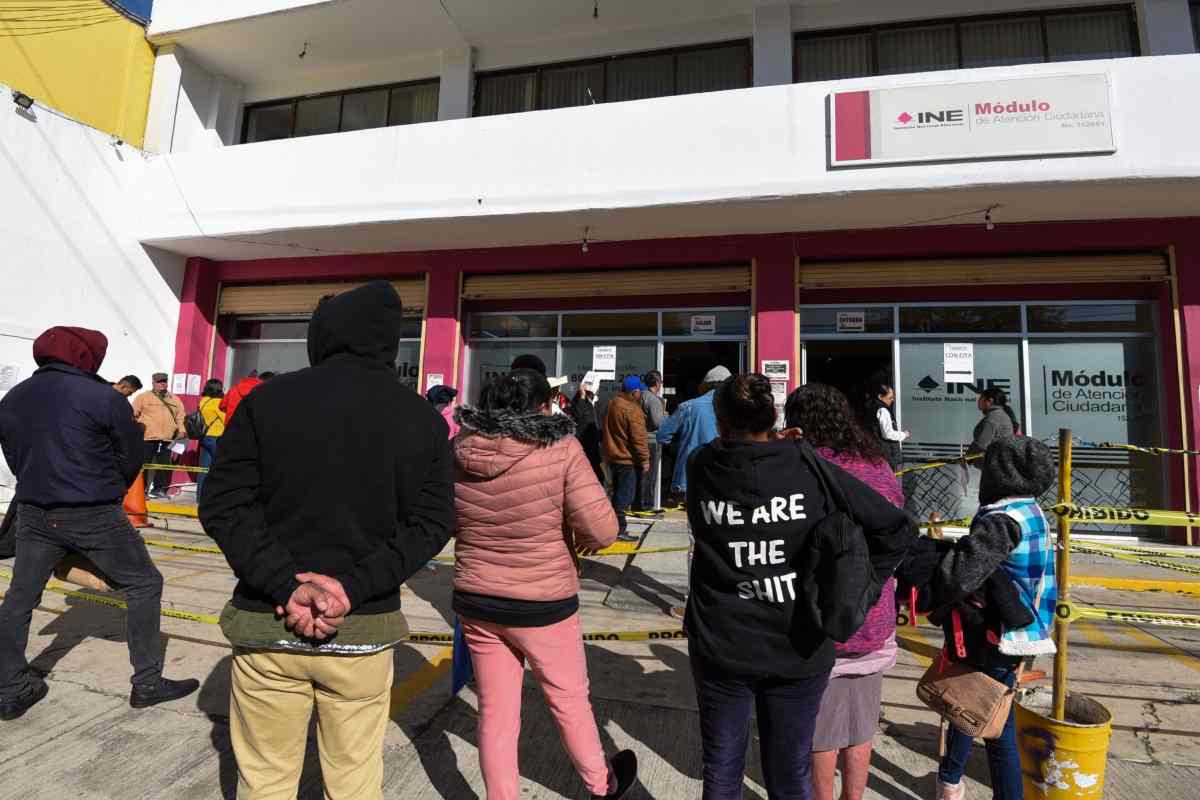 Cómo recuperar la credencial para votar si la perdiste en las inundaciones; checa el plan del INE