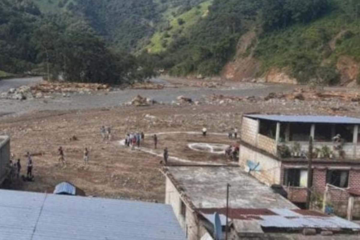 Con helicópteros, migrantes de EU evacuan Chapula, Hidalgo, que quedó inhabitable tras lluvias