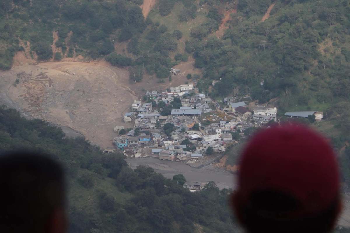Con helicópteros, migrantes de EU evacuan Chapula, Hidalgo, que quedó inhabitable tras lluvias