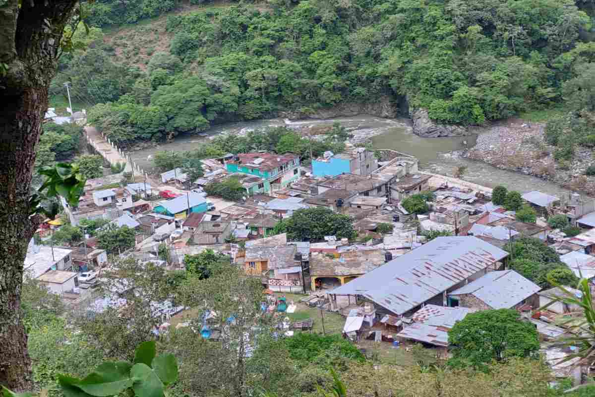 Con helicópteros, migrantes de EU evacuan Chapula, Hidalgo, que quedó inhabitable tras lluvias