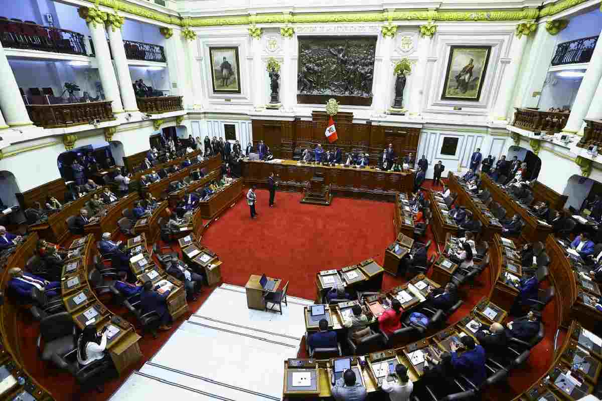 Congreso de Perú aprueba juicio político de destitución de la presidenta Dina Boluarte