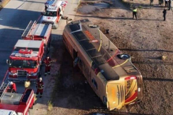 Detienen al chofer del autobús que volcó en Sonora y dejó siete muertos; su compañero está prófugo