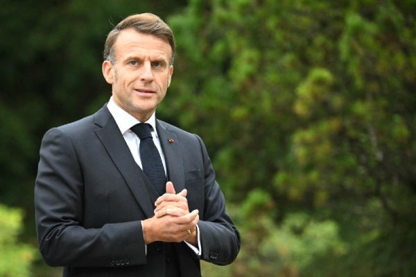 Emmanuel Macron condecoración vendedor periódico