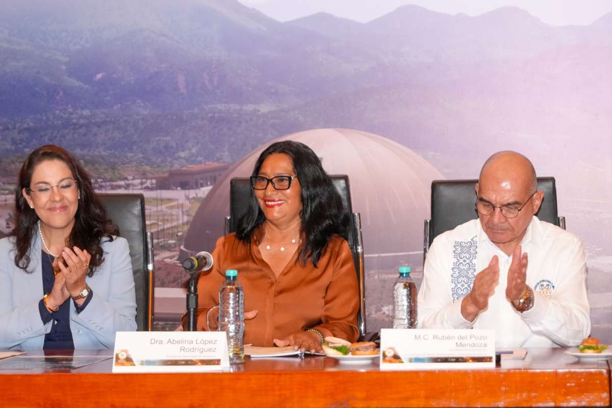“Es acero”, dice alcaldesa de Acapulco por collar de más de 200 mil pesos que le "regaló el pueblo"