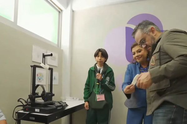 Estudiante muestra funcionamiento de impresora 3d del programa Mixtli Digital