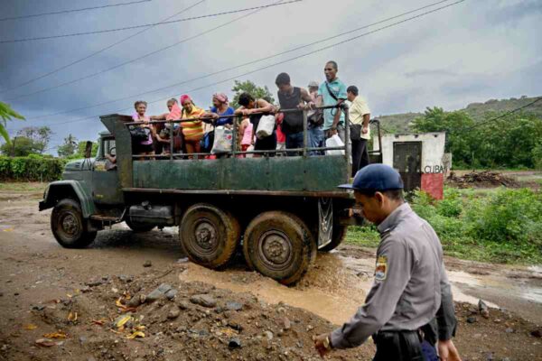 Evacuan a personas en Cuba por huracán Melissa