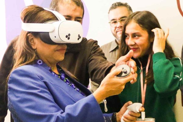 Jefa de Gobierno Clara Brugado con lentes de realidad virtual