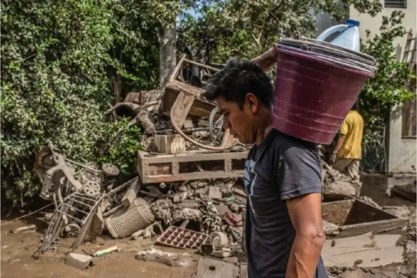 Limpieza de viviendas por inundaciones en México