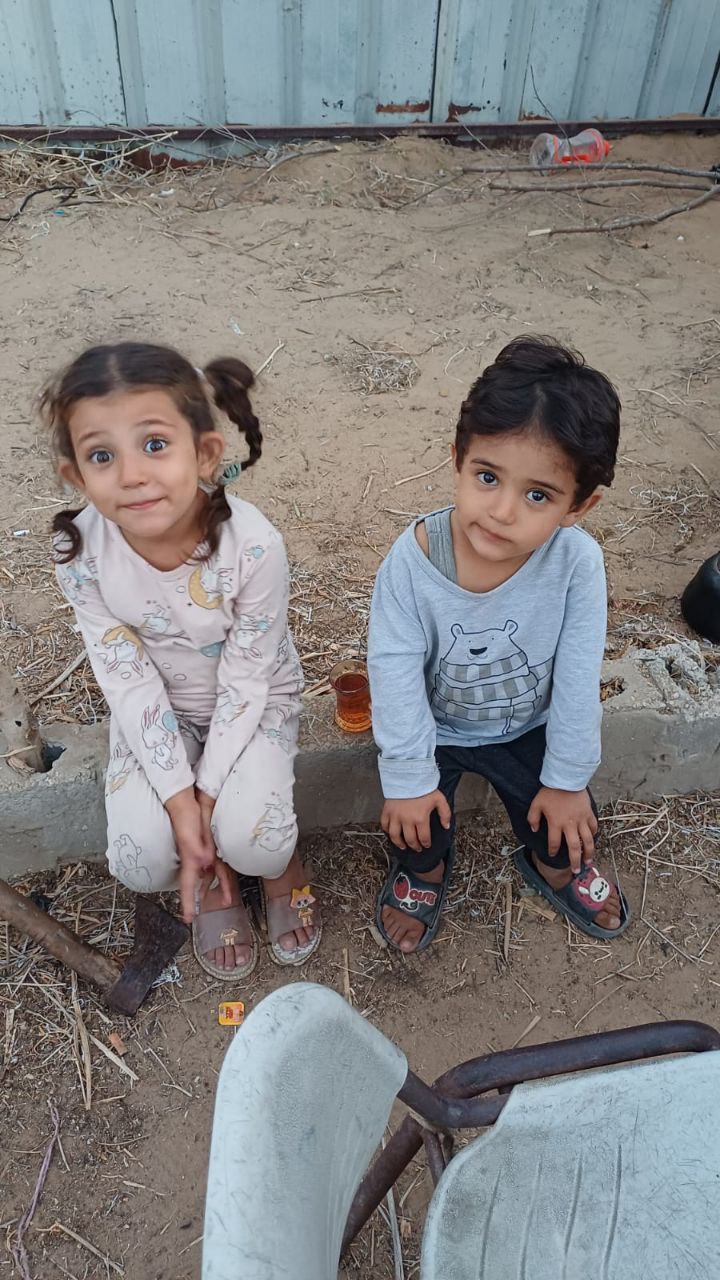 Massa y Waseen, niños palestinos, en Nuseirat a finales de septiembre de 2025.