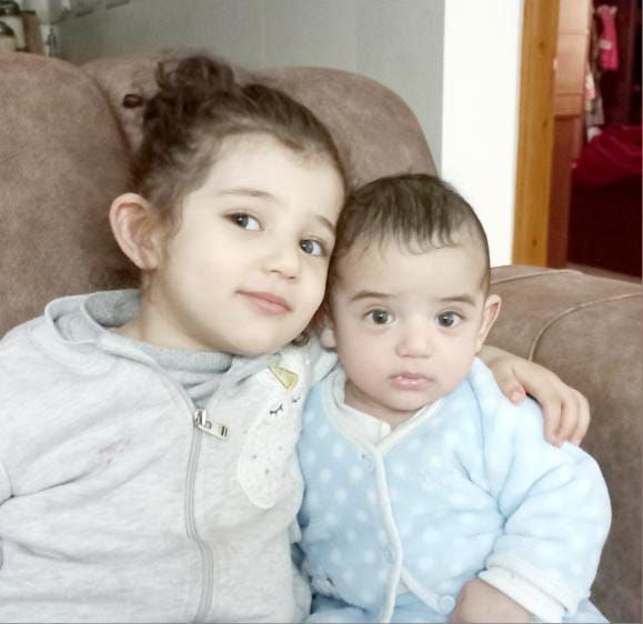 Massa y Waseen, niños palestinos, en su casa en septiembre de 2023.