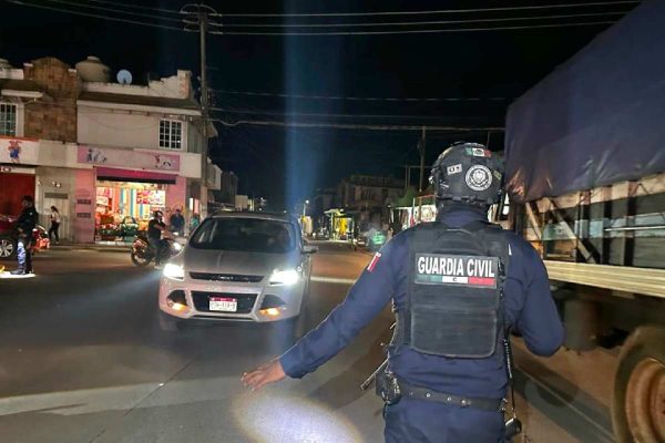 Matan a tiros a dos policías municipales de Buenavista, Michoacán; balas alcanzan a vehículo particular