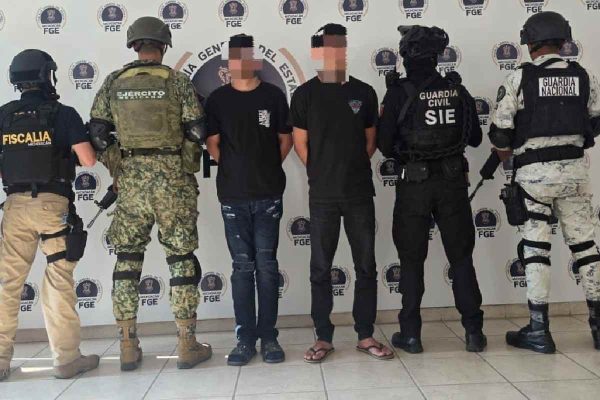 Matan a tiros a dos policías municipales de Buenavista, Michoacán; balas alcanzan a vehículo particular