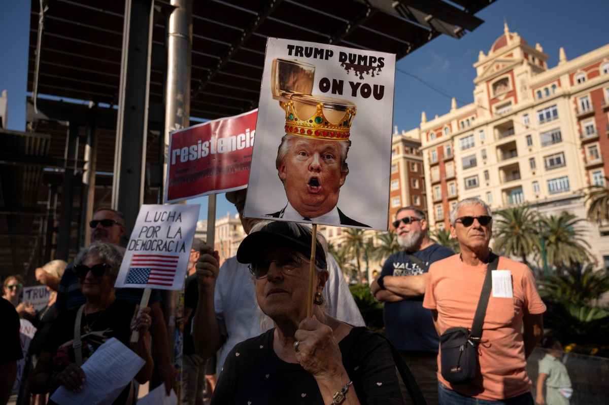 “No a los Reyes”: marchan en varias ciudades de EU contra el gobierno de Trump