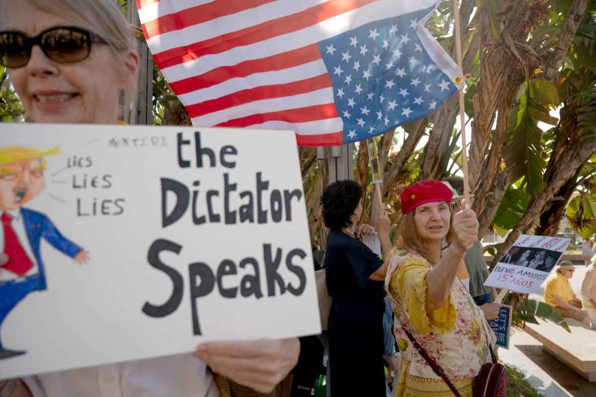 “No a los Reyes”: marchan en varias ciudades de EU opositores al gobierno de Trump