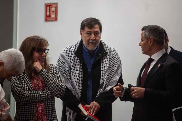 Noroña justifica su vuelo privado