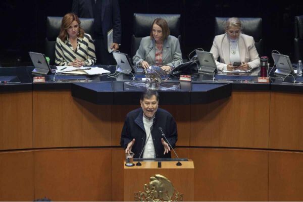 Noroña pedirá licencia en el senado