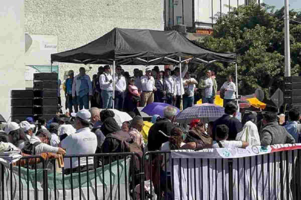 Protestan maestros en Cámara de Diputados