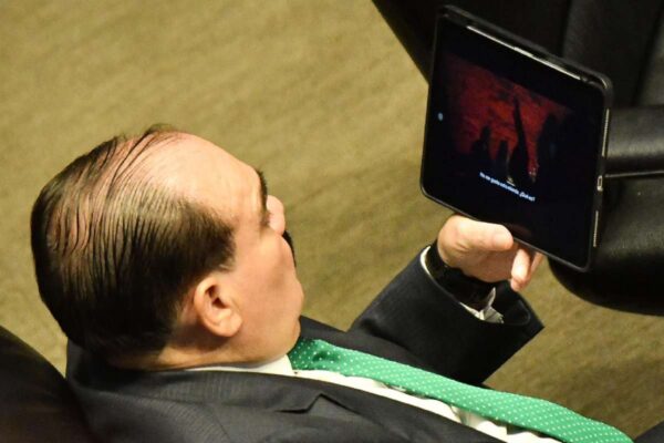 Senador viendo una película en sesión