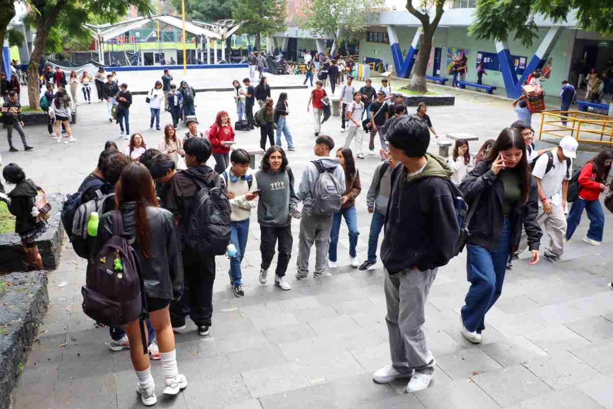 Toman Prepa 8 de la UNAM para exigir justicia por alumno herido en protestas de Palestina