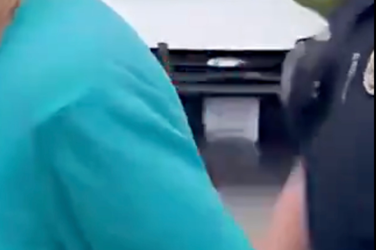 El video de un policía que detiene a una mujer por darle like a una publicación que habla mal del presidente de Estados Unidos se ha hecho viral en redes sociales, pero fue generado con inteligencia artificial.
