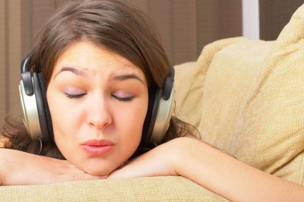 ¿Usar audífonos de diadema deforma la cabeza? No, pero sí existen otros riesgos