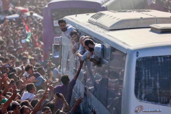 “Como volver a nacer”: palestinos se reúnen con sus familias en su tierra tras ser liberados de prisión por Israel