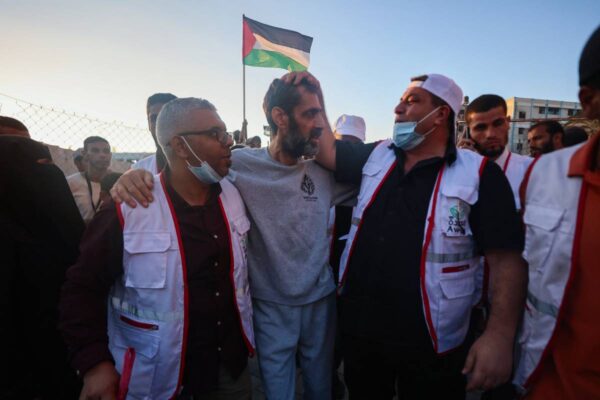 “Como volver a nacer”: palestinos se reúnen con sus familias en su tierra tras ser liberados de prisión por Israel