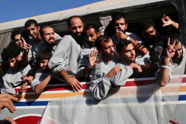 “Como volver a nacer”: palestinos se reúnen con sus familias en su tierra tras ser liberados de prisión por Israel