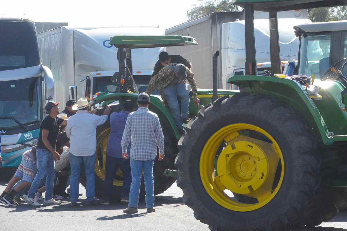 Bloqueos de agricultores continúan afectando carreteras y casetas en tres estados del país, informa la SICT