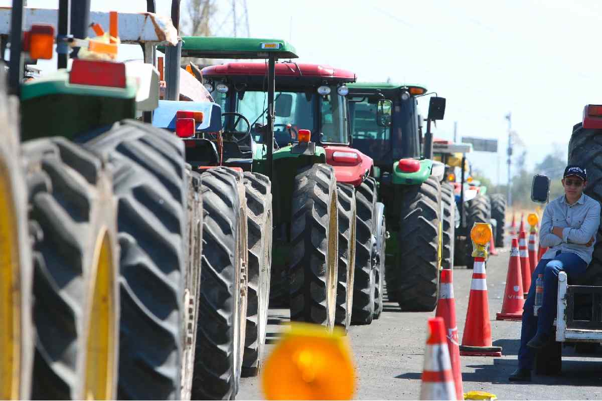 Bloqueos de agricultores continúan afectando carreteras y casetas en tres estados del país, informa la SICT