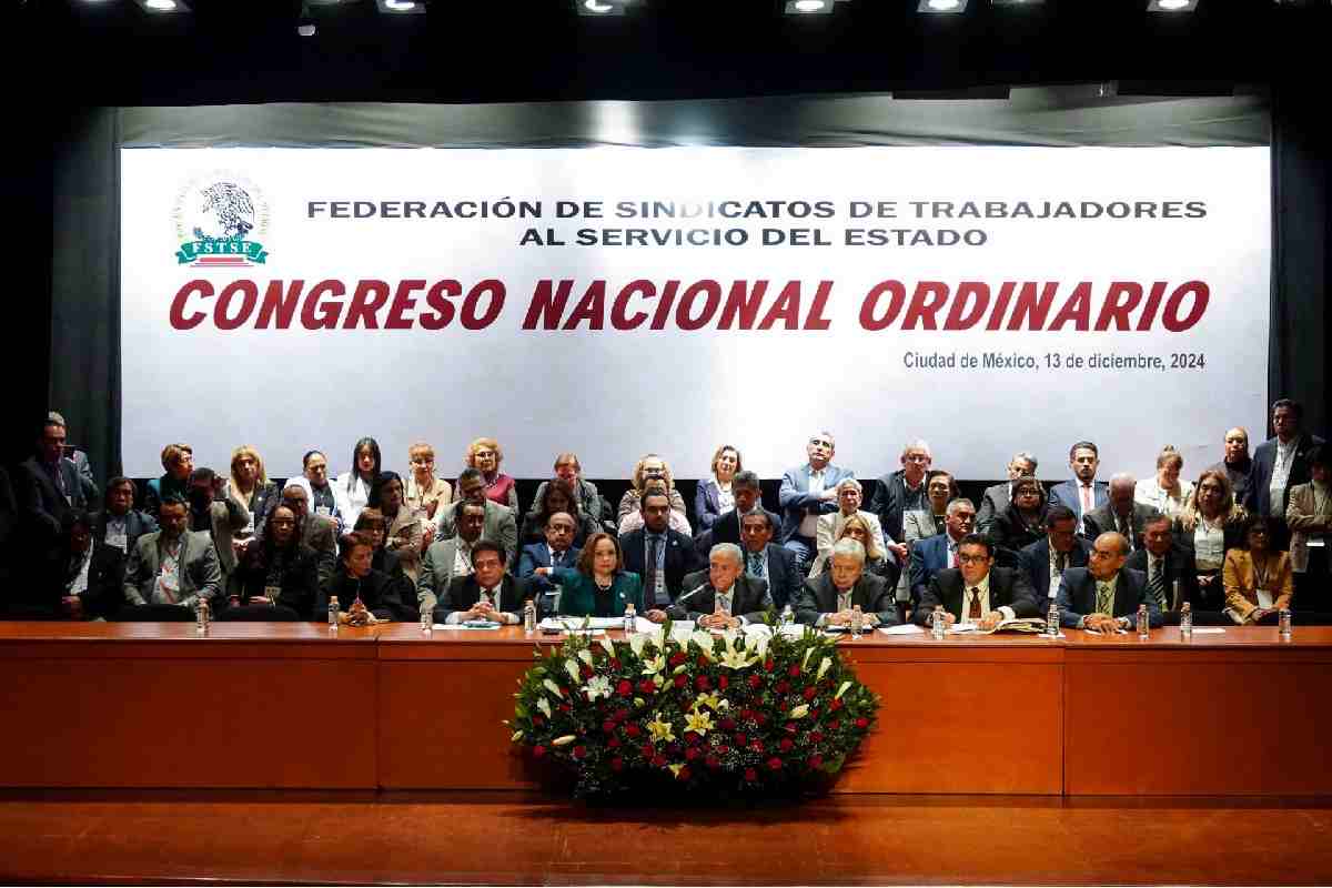 Burócratas recibirán casi 15 mil pesos en vales por fin de año