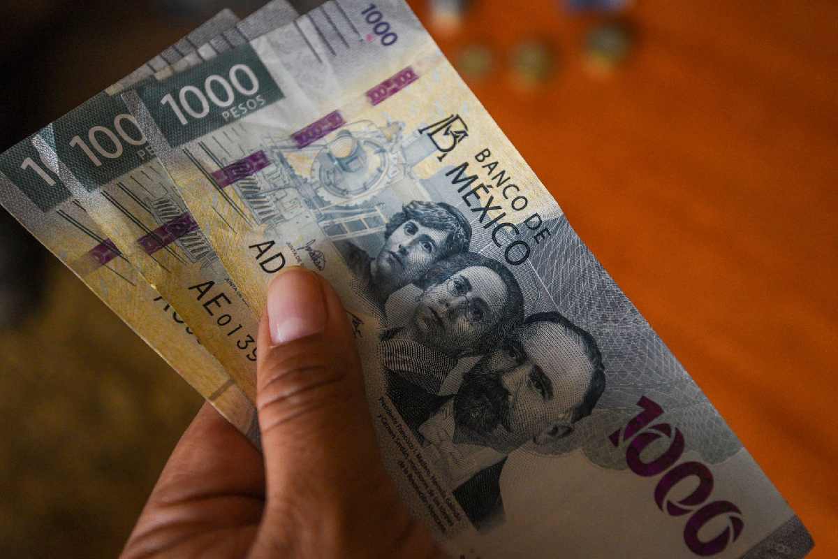 Burócratas recibirán casi 15 mil pesos en vales por fin de año