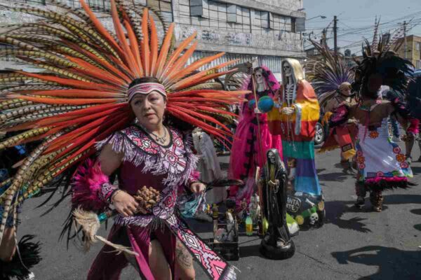 Baile prehispánico festejos Santa Muerte