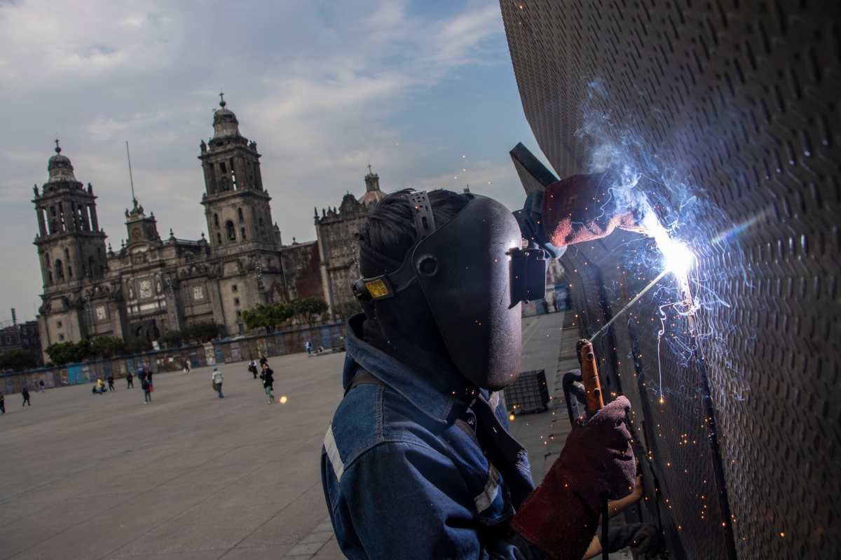 Blindan con vallas Palacio Nacional ante marchas y protestas de CNTE y Generación Z