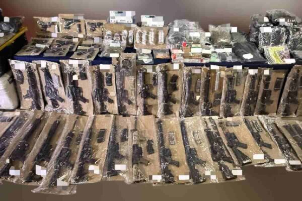 Detienen a dos presuntos integrantes del CJNG en Quintana Roo; les aseguran un armamento