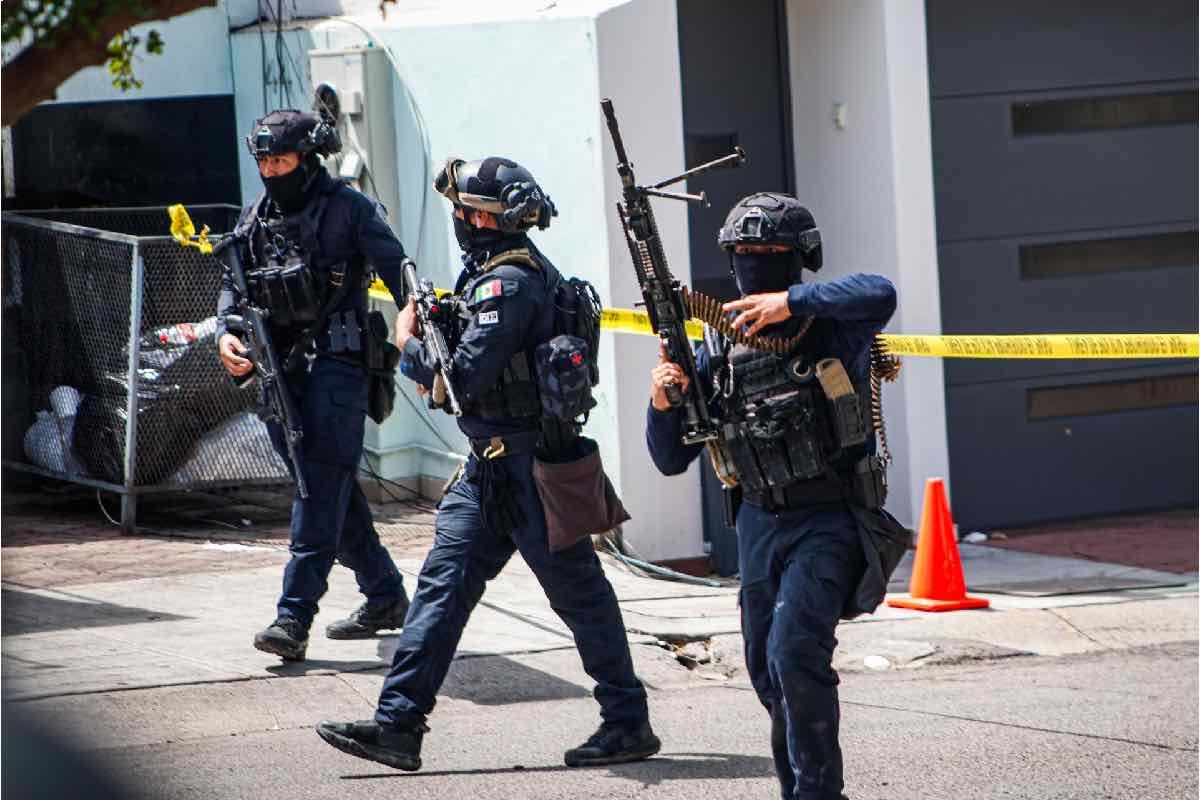 El asesinato de Carlos Manzo aviva la exigencia de dar más recursos a policías locales_2