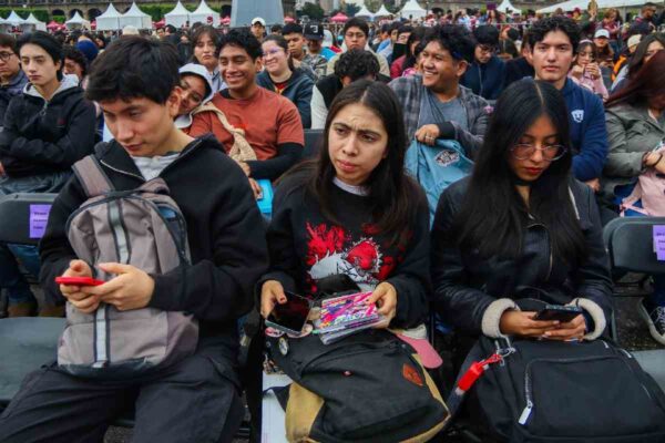 Entrega de tarjetas beca