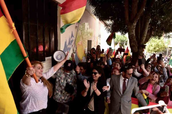 Expresidenta de Bolivia saliendo de prisión tras golpe de estado