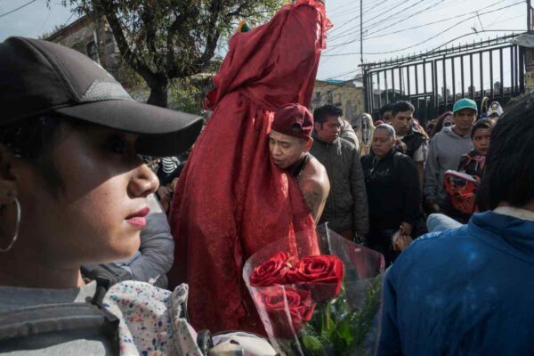 Festejo Santa Muerte hombre manda cargando figura