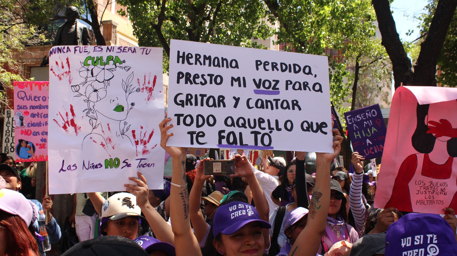 La actual administración de la presidenta Claudia Sheinbaum ha impulsado iniciativas que abonan al desarrollo con justicia para las mujeres. Pero la violencia de género es un fenómeno que sigue demandando acciones contundentes para su prevención y erradicación. En la foto, aspecto de la marcha del 8M del 2025. Foto: ©Amnistía Internacional / Alejandro Juárez Gamero.