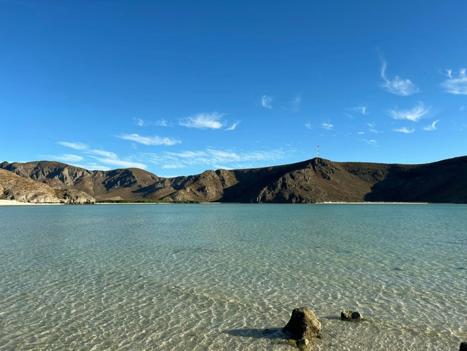 La belleza de Playa Balandra, en Baja California Sur, es un frágil paraíso. Su programa de manejo, aunque existe, está desactualizado desde 2017. Es un ejemplo de una problemática nacional: 92 áreas naturales protegidas en México carecen por completo de un plan para su conservación. Foto: Gina Chacón.