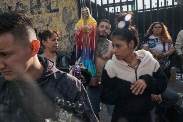 Hombre cargando Santa Muerte festejo público