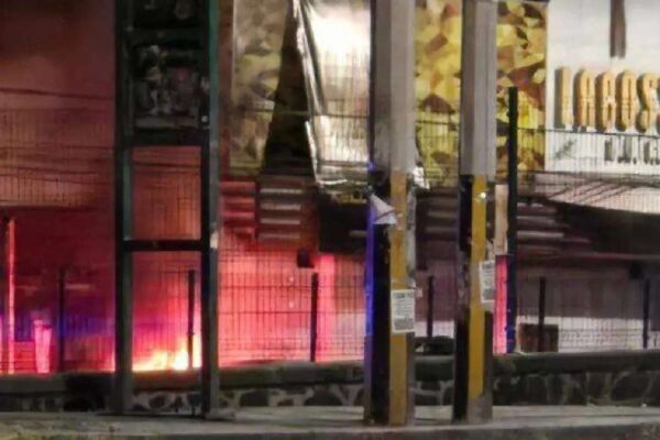 Incendio en el bar Lacoss de Puebla deja cinco muertos; rescatan a nueve personas con vida