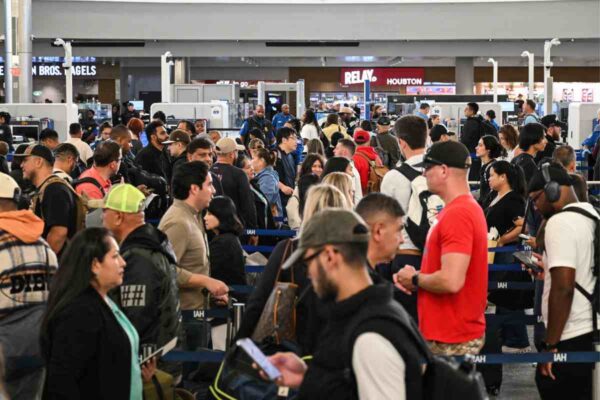 Largas filas en controles de seguridad debido a cierre de gobierno de eu
