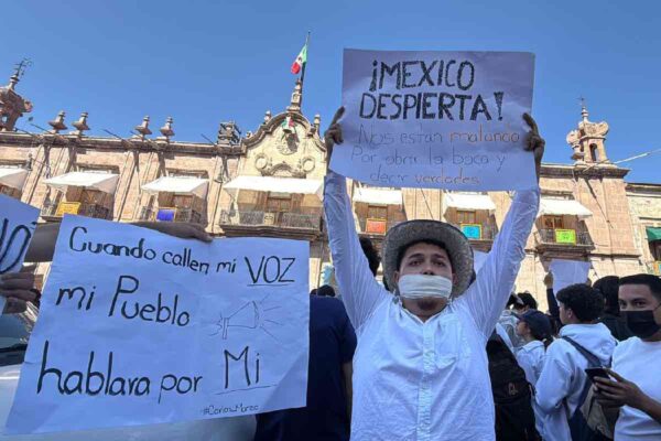 Marchan para exigir justicia por asesinato de Carlos Manzo_2