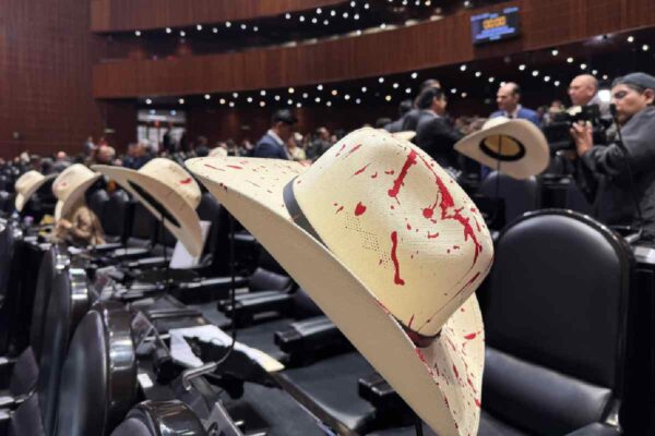Partidos de la oposición colocaron sombreros con sangre en Cámara de Diputados por asesinato de Carlos Manzo