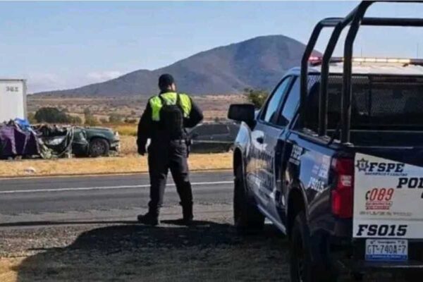 Mueren once jornaleros en choque sobre autopista Salamanca–León, en Guanajuato; hay dos heridos